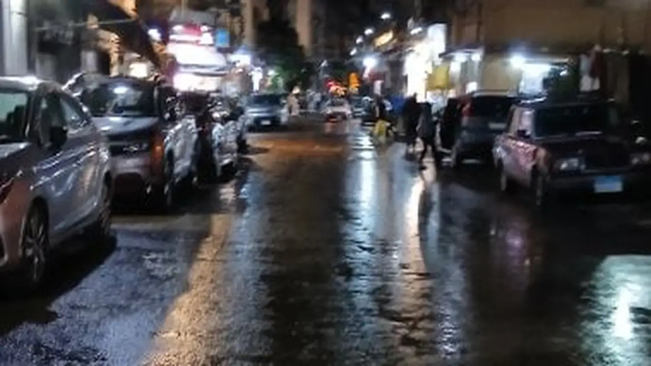 أمطار غزيرة تضرب الإسكندرية ليلاً مع تراجع ملحوظ في درجات الحرارة